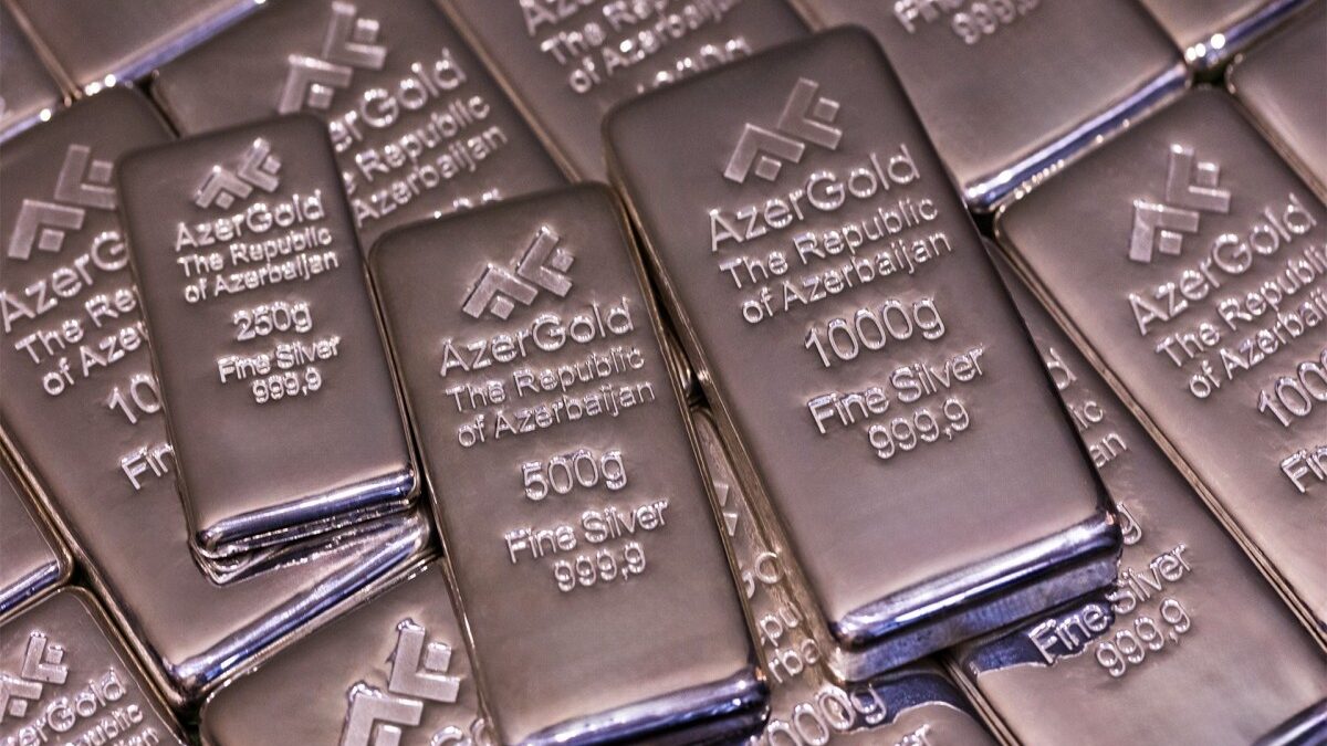 “AzerGold” впервые представила на местном рынке серебряные слитки