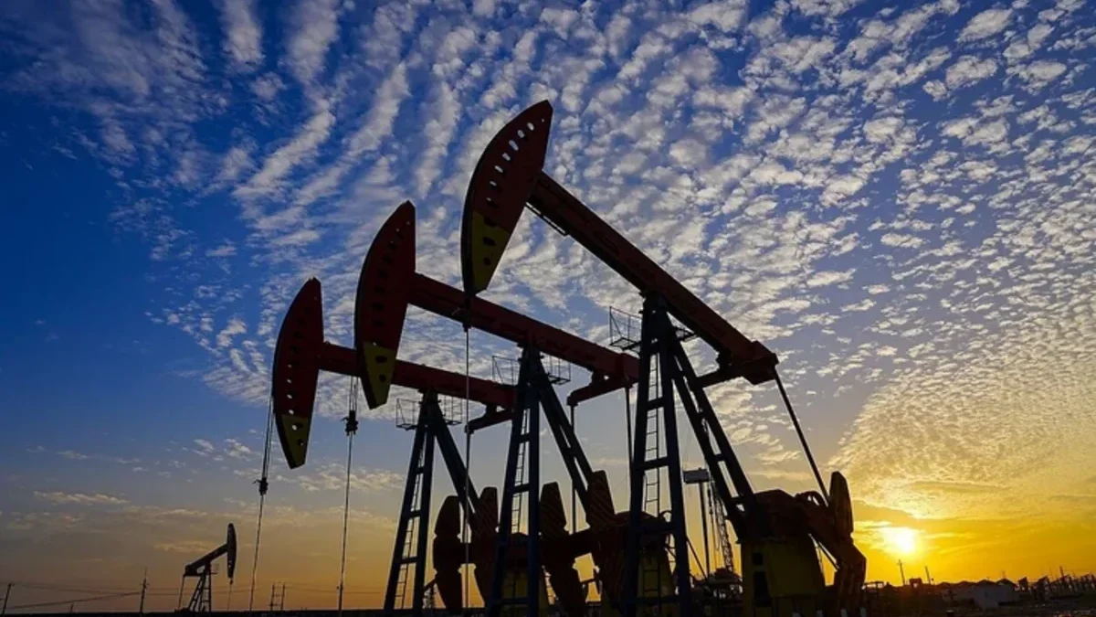 Мировая добыча нефти к концу года приблизится к докризисным показателям