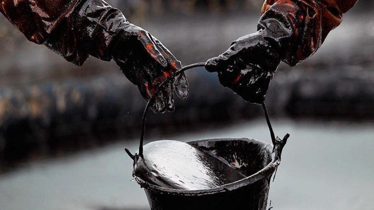 Цена на нефть на мировых рынках опустилась ниже 72 долларов