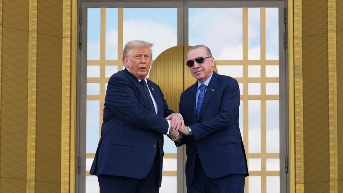 Трамп пообещал отменить санкции против Турции