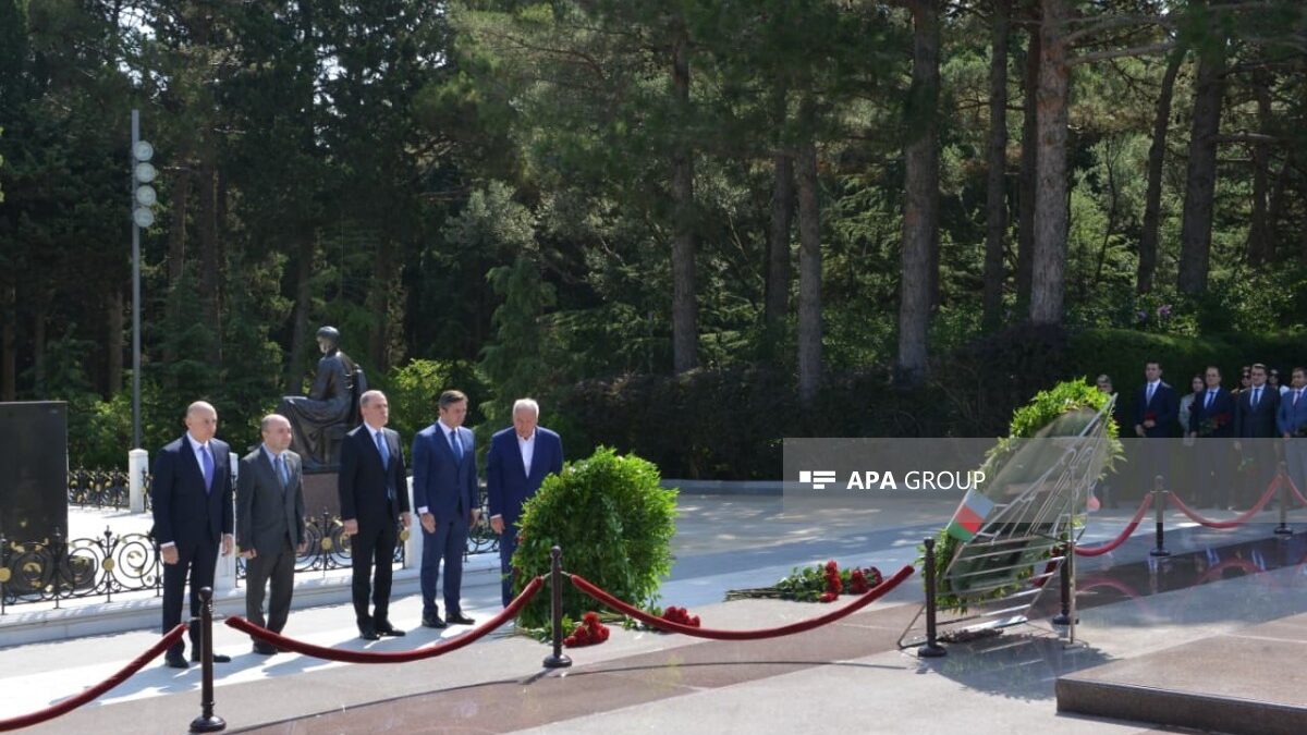 Руководящий состав МИД посетил Аллею почетного захоронения – ФОТО