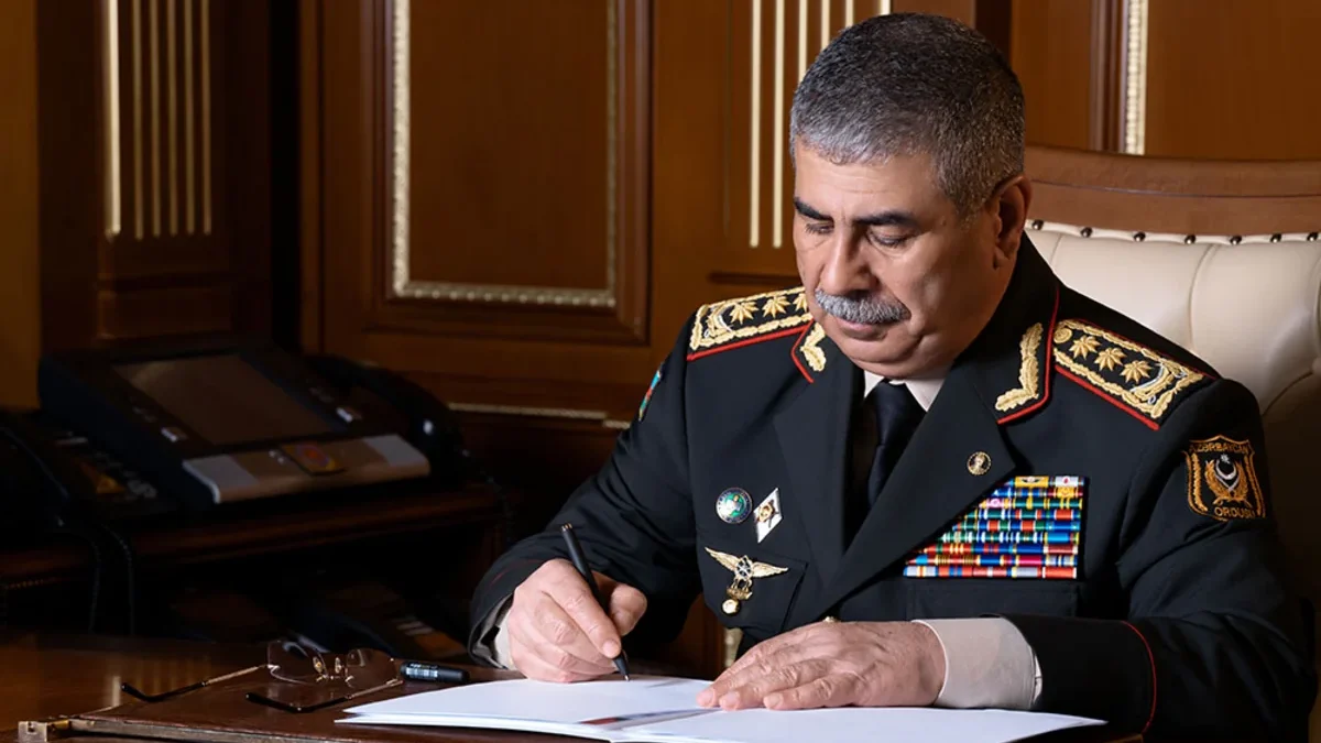 Министр обороны Азербайджана выразил соболезнования Пакистану