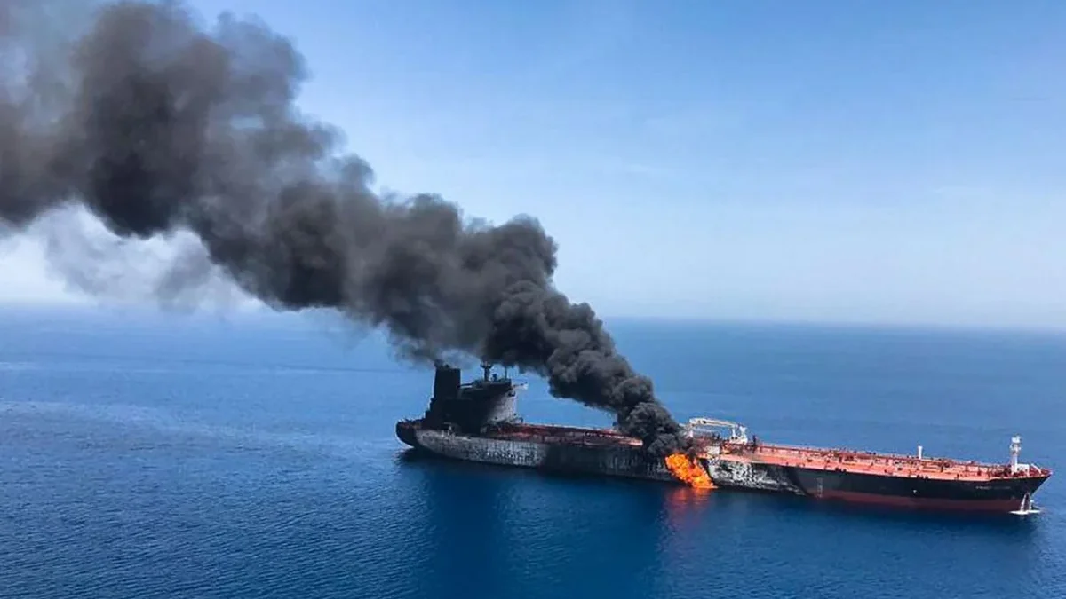 США нанесли удар по танкеру с СУГ в Оманском море, погибли два человека