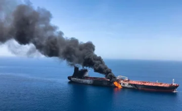 США нанесли удар по танкеру с СУГ в Оманском море, погибли два человека