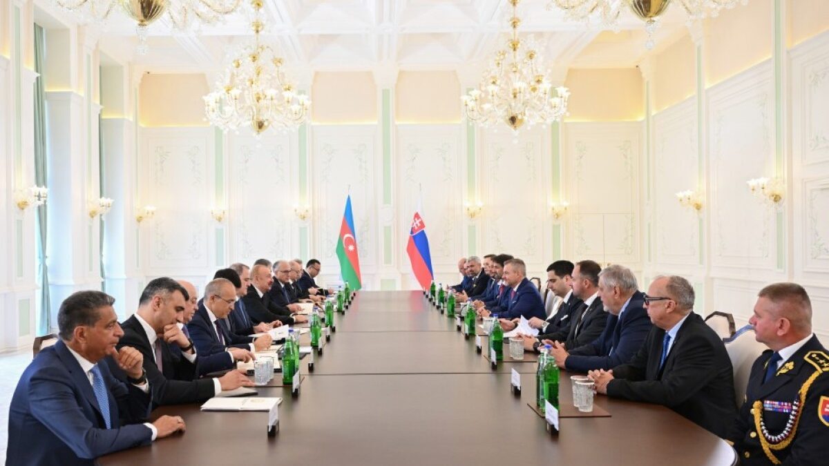 В Шуше состоялась встреча Президента Ильхама Алиева с Президентом Словакии в расширенном составе – ФОТО