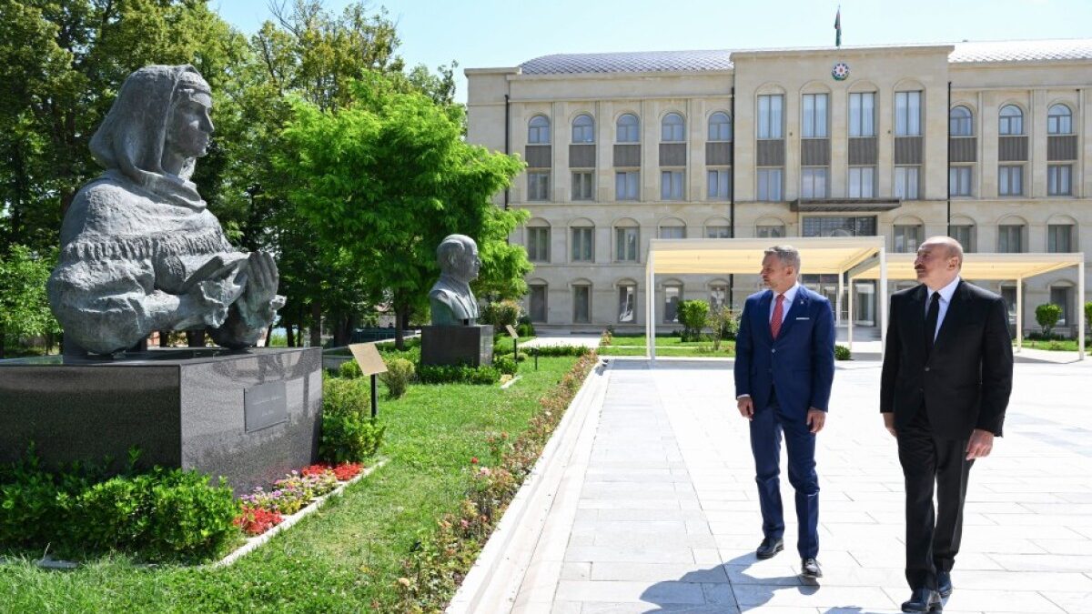 Президенты Ильхам Алиев и Петер Пеллегрини осмотрели в Шуше бюсты, расстрелянные в период оккупации