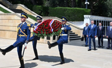 Президент Словакии почтил память шехидов в Баку