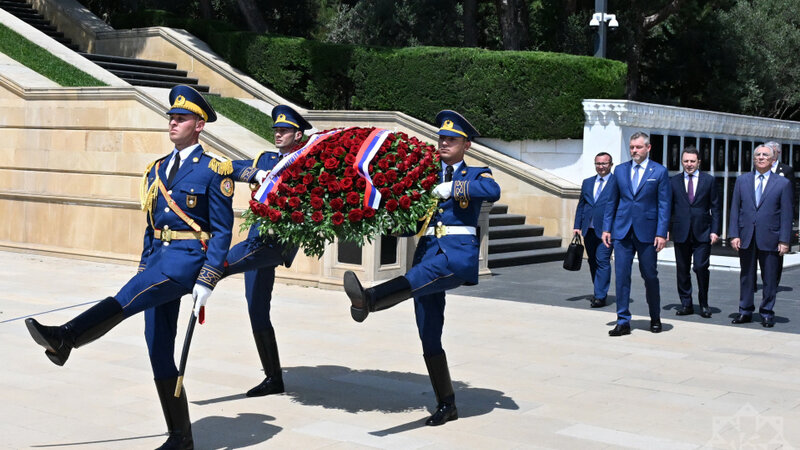 Президент Словакии почтил память шехидов в Баку