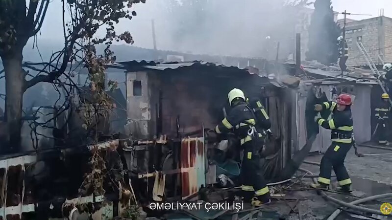 В Бинагадинском районе произошел пожар, обнаружено тело человека
