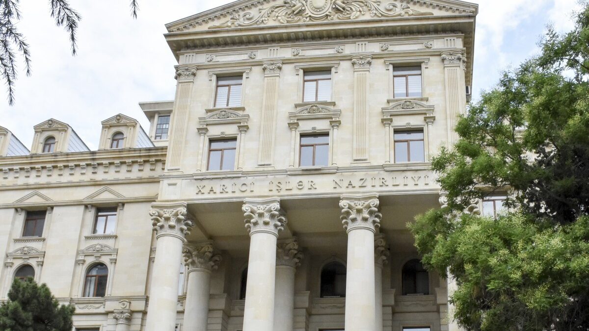 МИД осудил провокацию перед гостевым домом посольства Азербайджана в России и призвал Москву к действиям