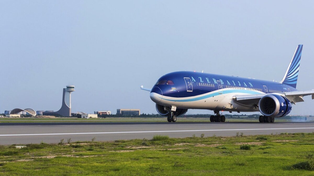 Рейсы AZAL Баку-Нахчыван задержаны из-за грозовых погодных условий