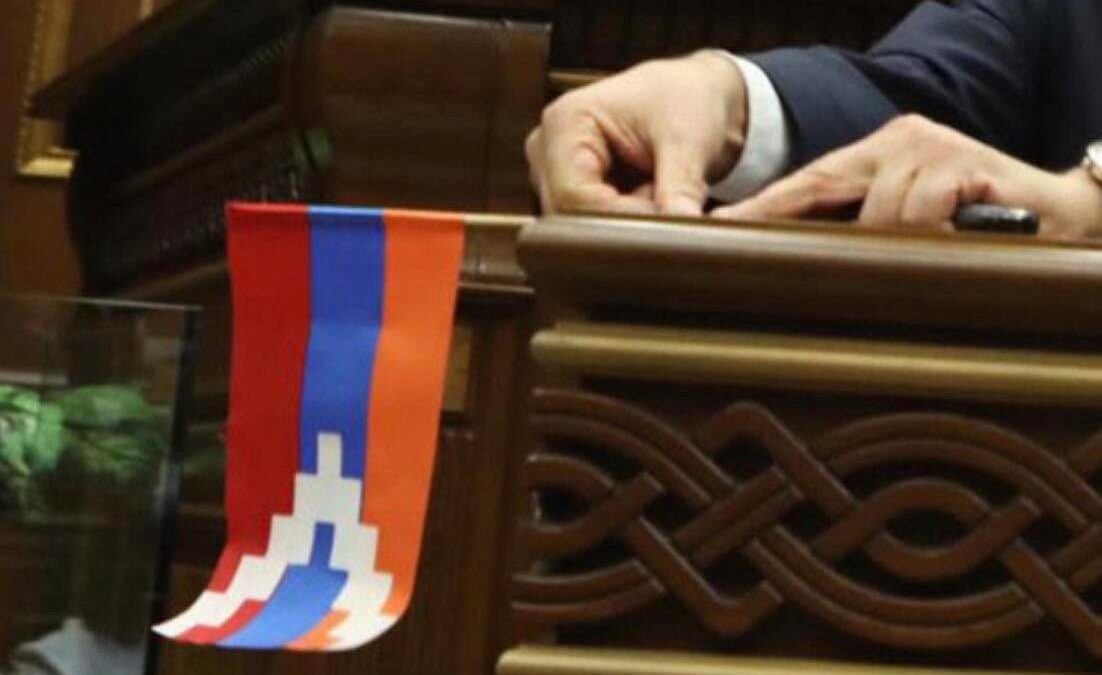 «Флаг Арцаха» убрали из парламента Армении