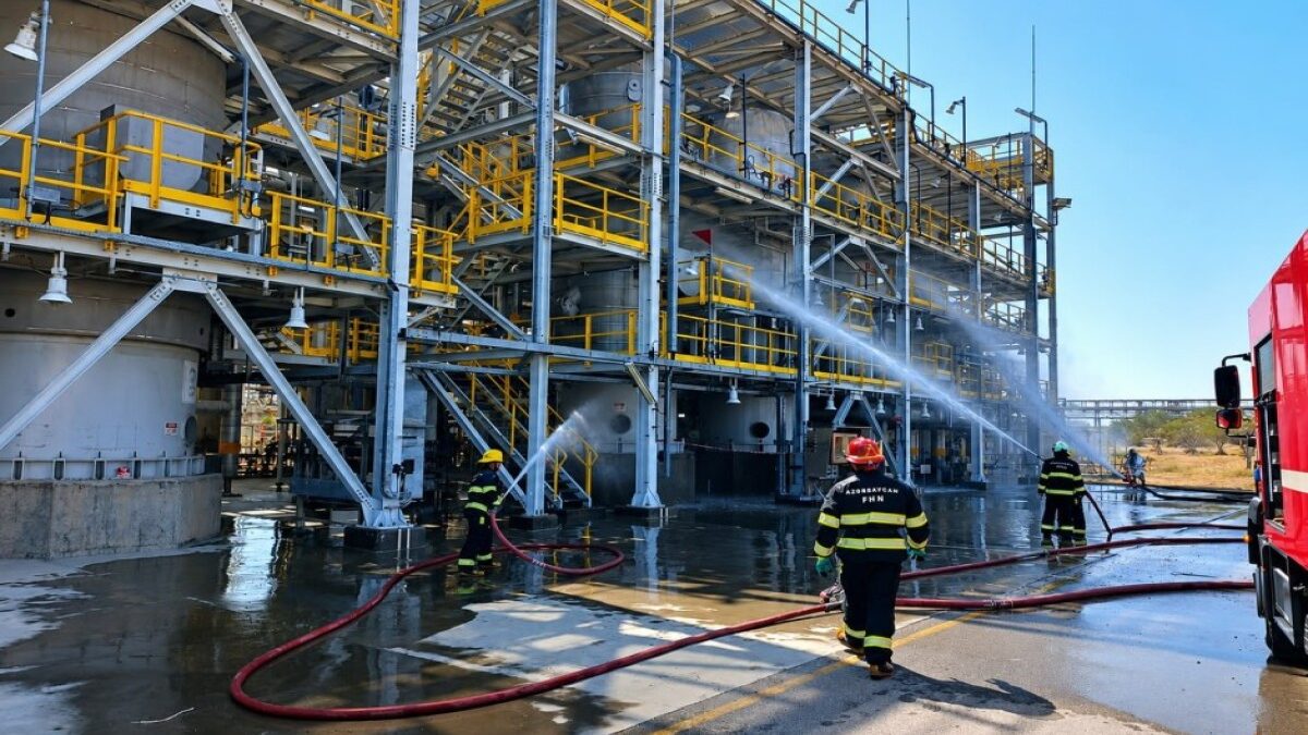 Государственная служба пожарной охраны провела пожарно-тактические учения на заводе в Сумгайыте