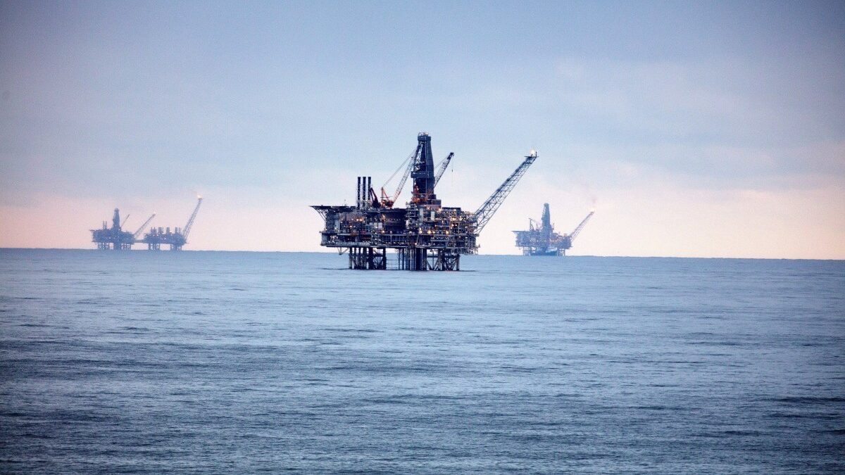 Цена азербайджанской нефти превысила 127 долларов
