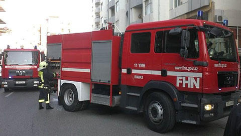 В жилом доме в Баку начался пожар