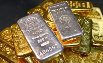 На товарных рынках золото и серебро еще больше подешевели