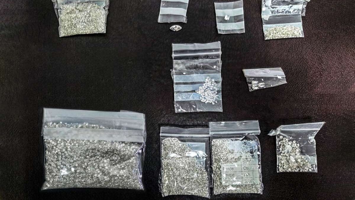 Обнаружены бриллианты весом 654,9 карата, скрытые от таможенного контроля