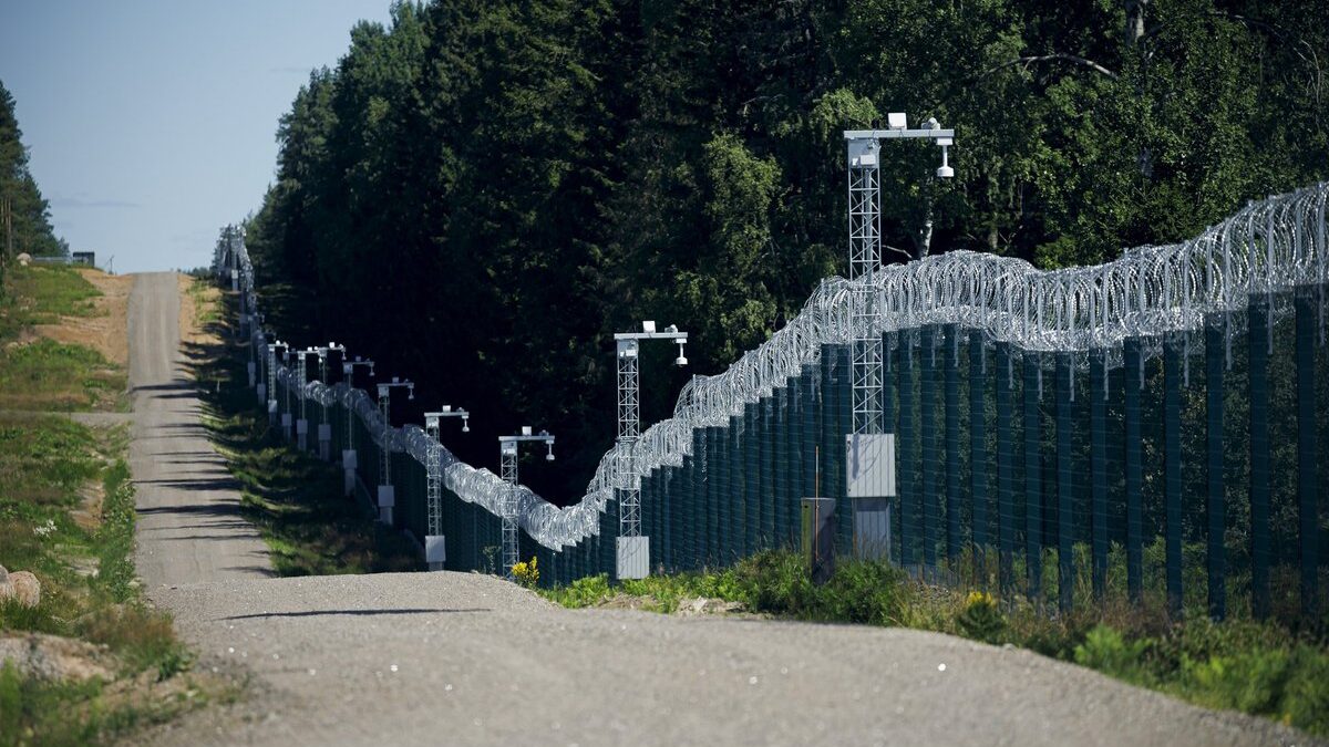 Финляндия завершила строительство 200-километрового забора на границе с Россией