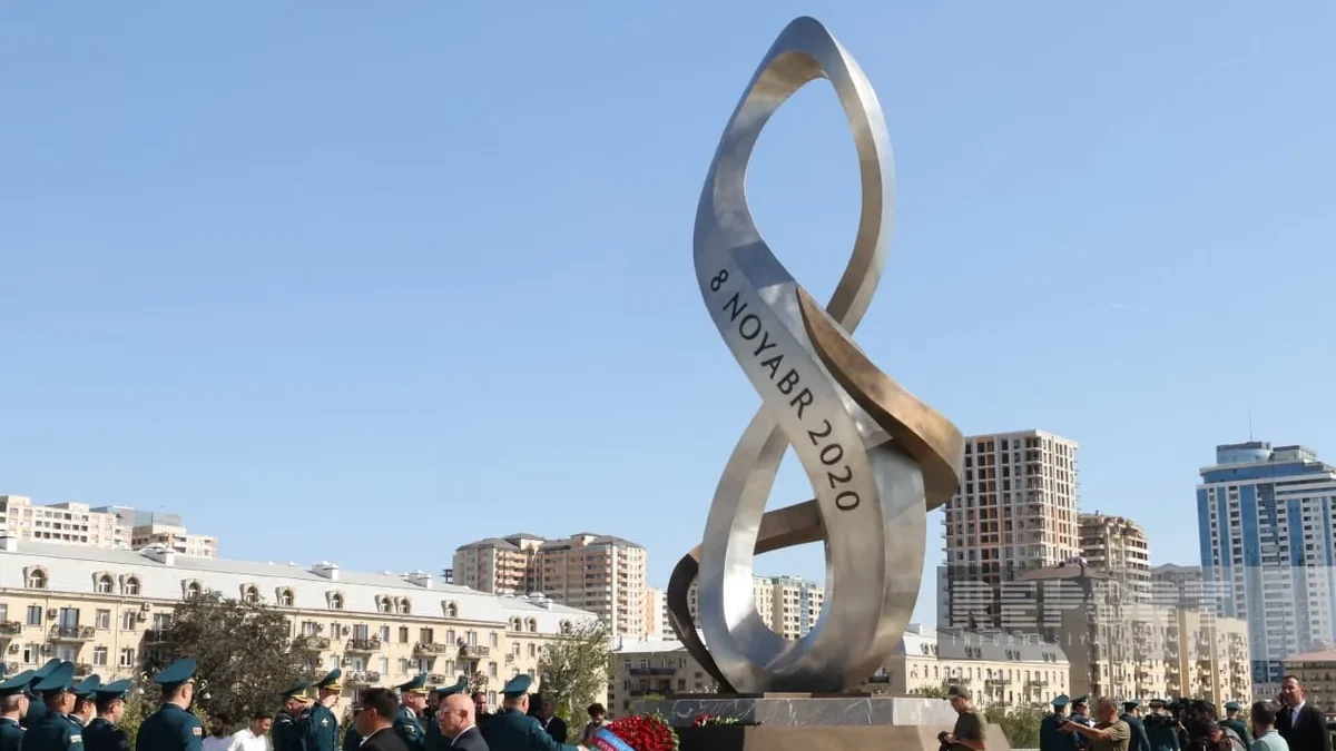 Министр обороны и его заместители посетили памятник Победы
