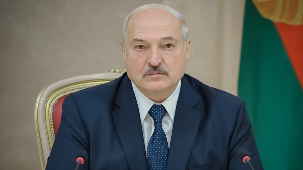 Лукашенко: «Мы стараемся избежать войны, но должны быть готовы»