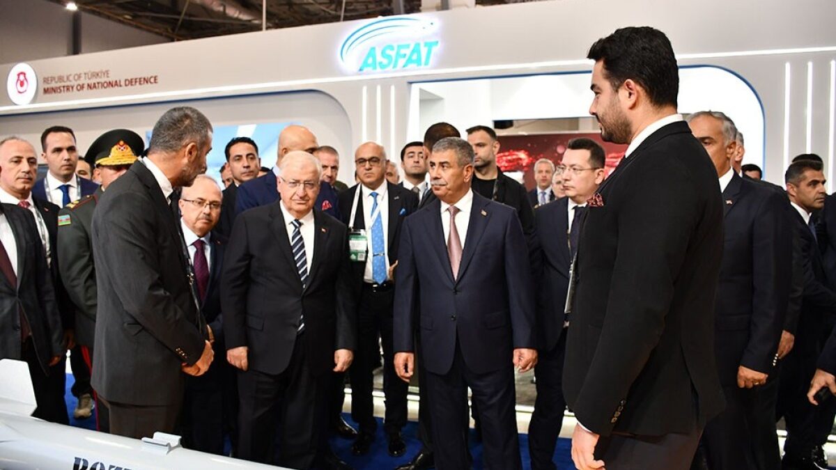 Министры обороны Азербайджана и Турции посетили выставку ADEX 2026