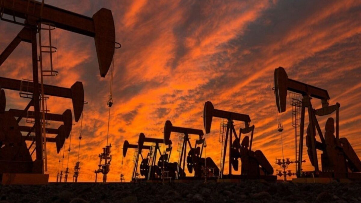 Нефть на мировых рынках подешевела