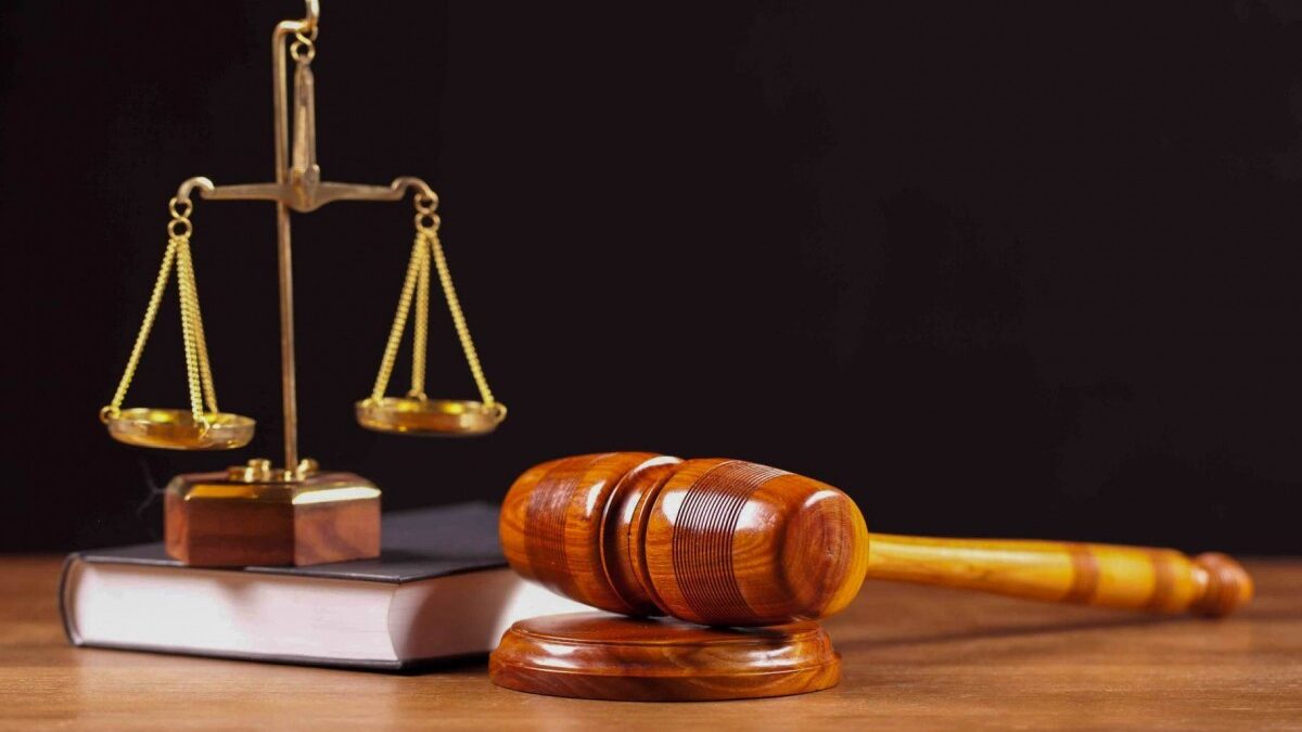 Дело о незаконном влиянии на решение должностного лица направлено в суд