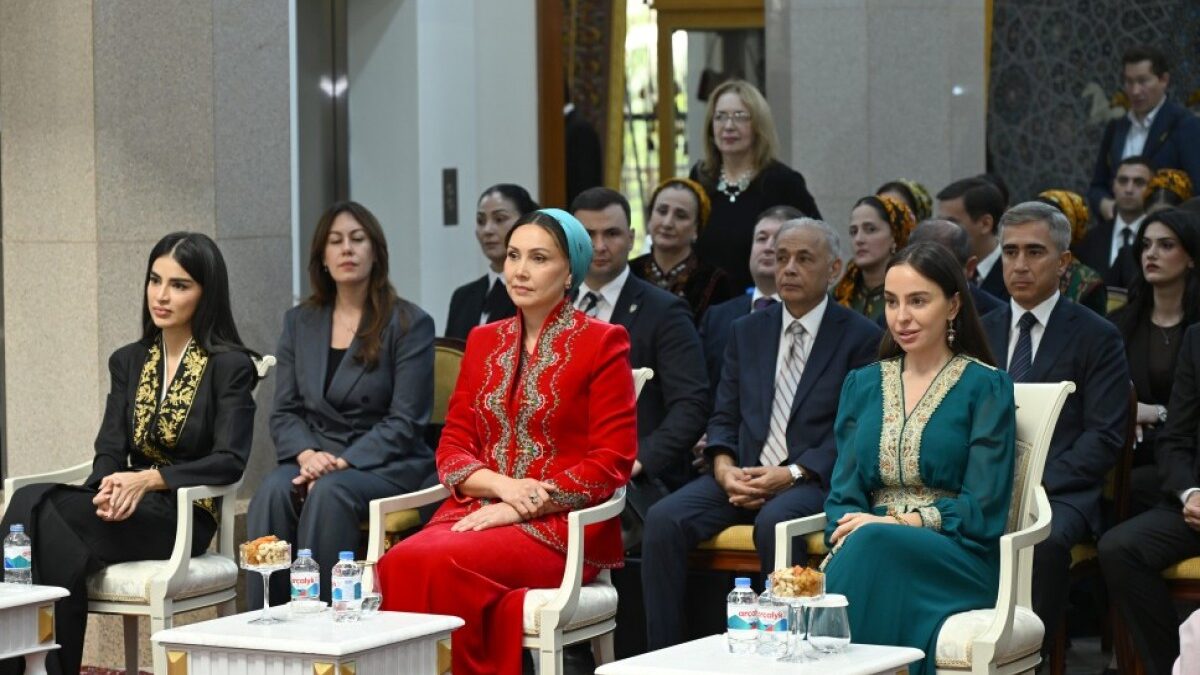 Лейла Алиева посетила Национальный музей туркменского ковра в Ашхабаде