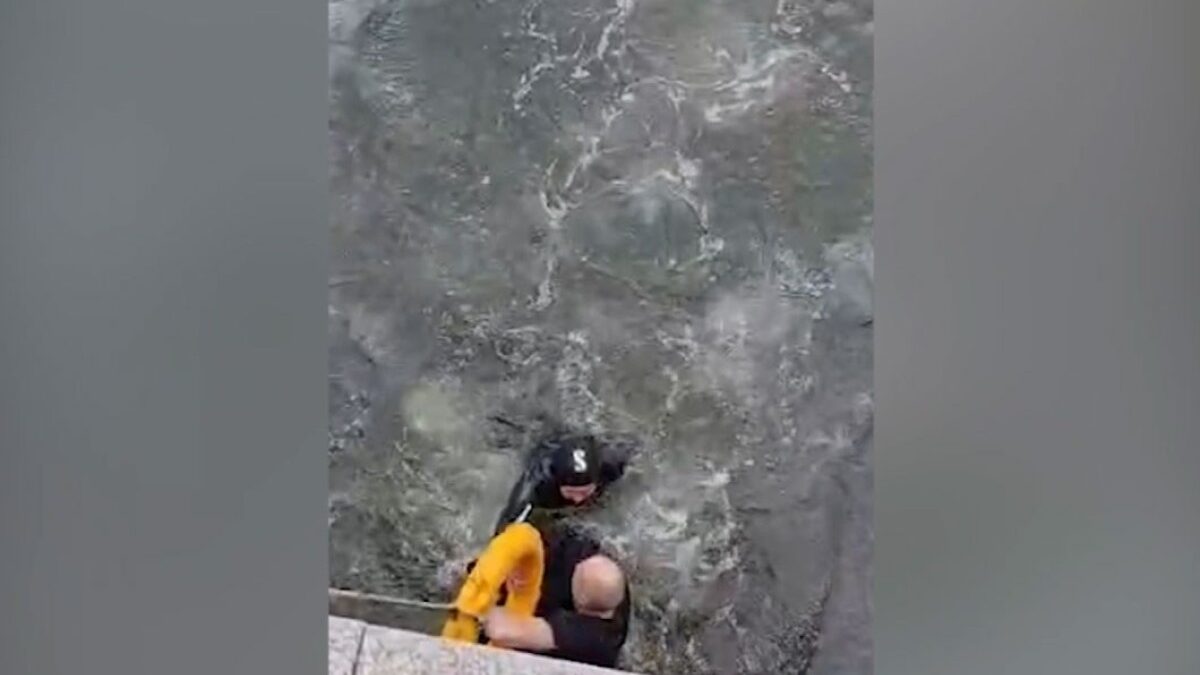 Спасен человек, которому грозила опасность утонуть в море на бульваре