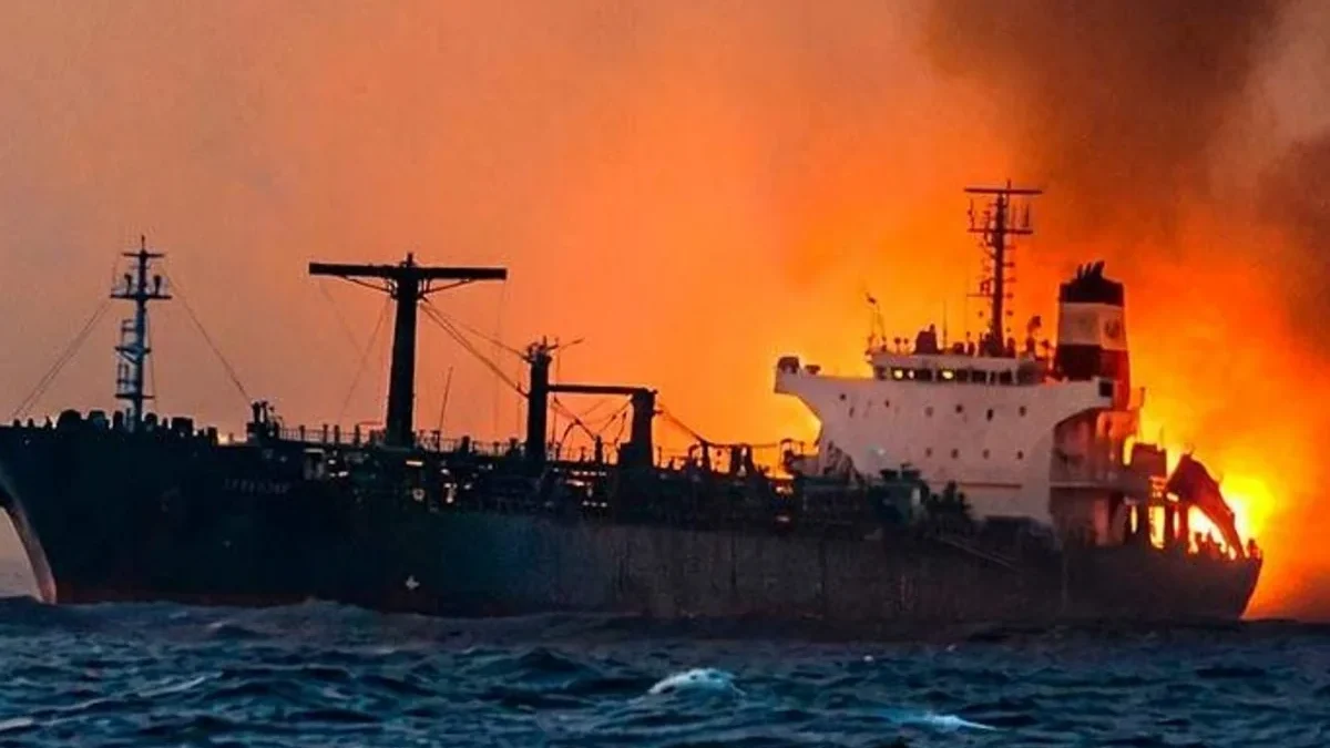 ВМС Ирана: Нефтяной танкер подорвался на мине в Ормузском проливе