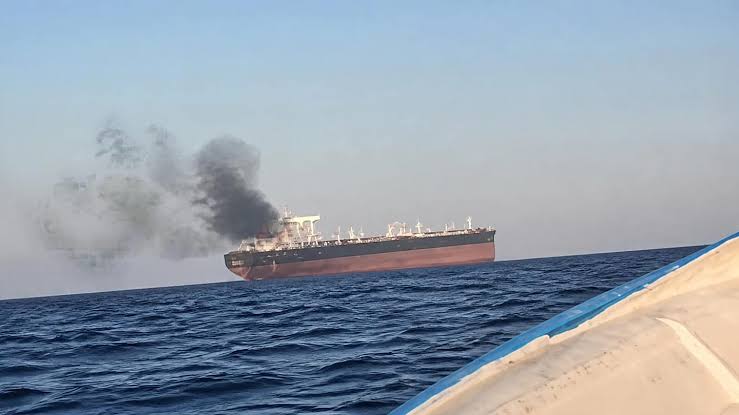 В Ормузском проливе загорелся нефтяной танкер