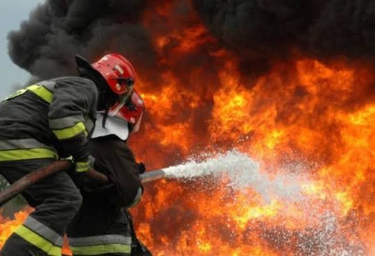 В Баку произошел пожар в жилом доме