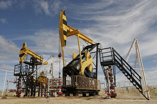 Нефть снова приближается к 105 долларам