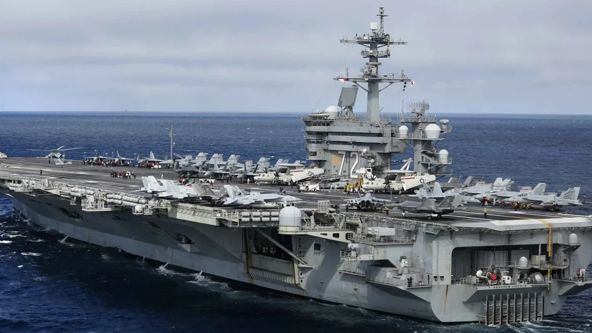 Авианосец «USS Abraham Lincoln» возвращается в США после 9 месяцев